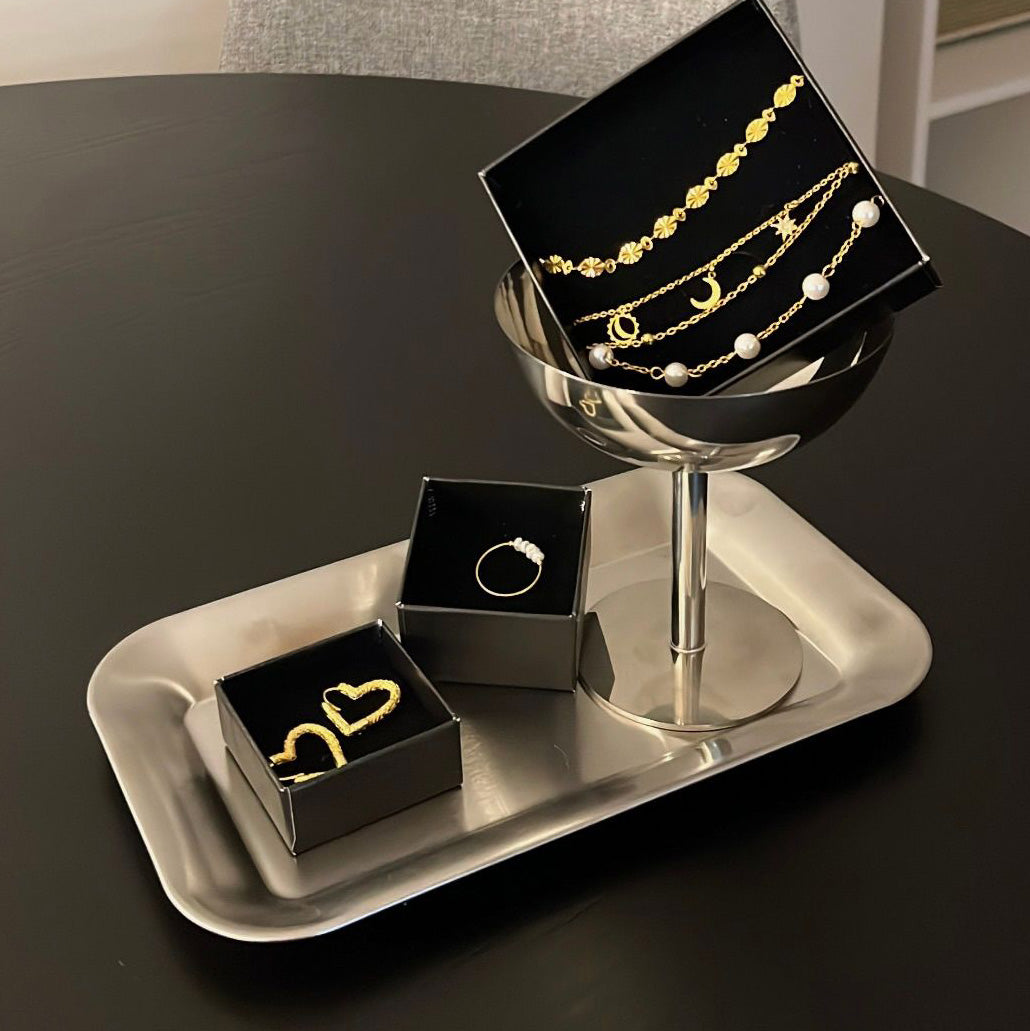 Guldbelagte smykker fra By Cara præsenteret i smykkeæsker med halskæder, ring og armbånd på elegant bakke