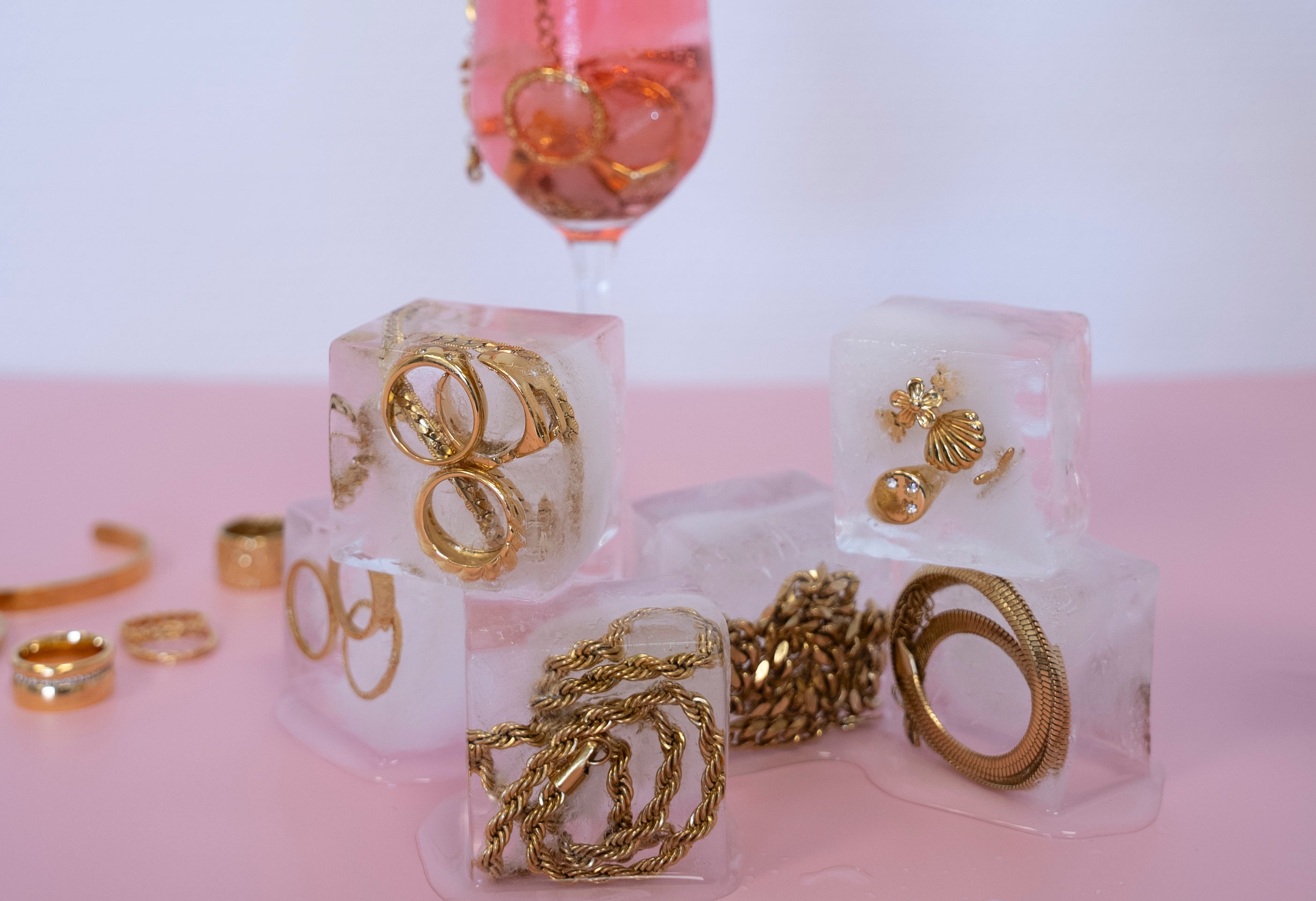 Guld smykker i isterninger – holdbare og vandfaste smykker fra bycara.dk