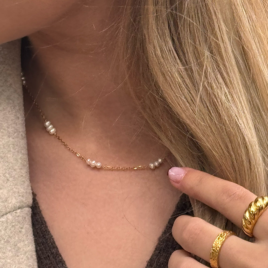 Guld halskæde med perler, ring, armbånd og øreringe til kvinder