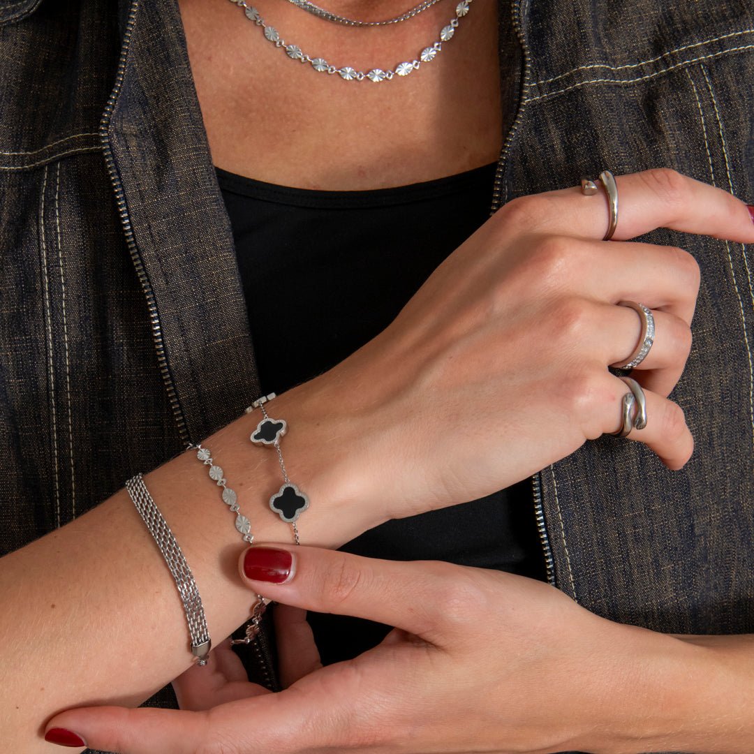 Clover Black Armbånd Sølvfarvet - BY CARA