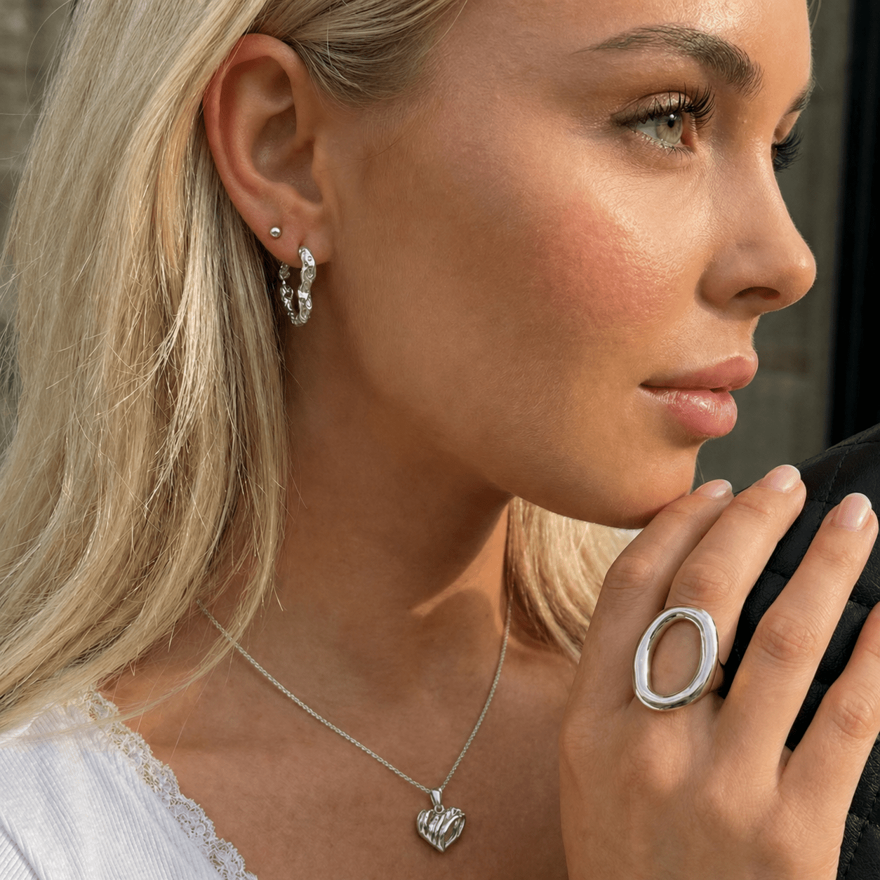 Hammered Heart Hoops Sølvfarvet - BY CARA